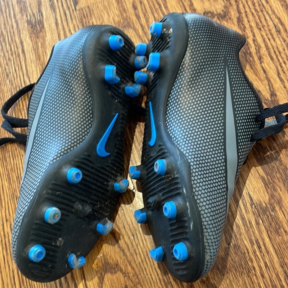 Nike Soccer or Baseball Cleats - barely worn! - Picture 2 of 4